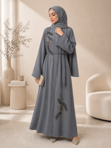 Elegante graue Abaya mit kunstvoller Stickerei und feinem Gürtel - Abaya Couture