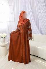 Luxus-Karamell Abaya mit gestreiften Perlenärmeln - Abaya Couture