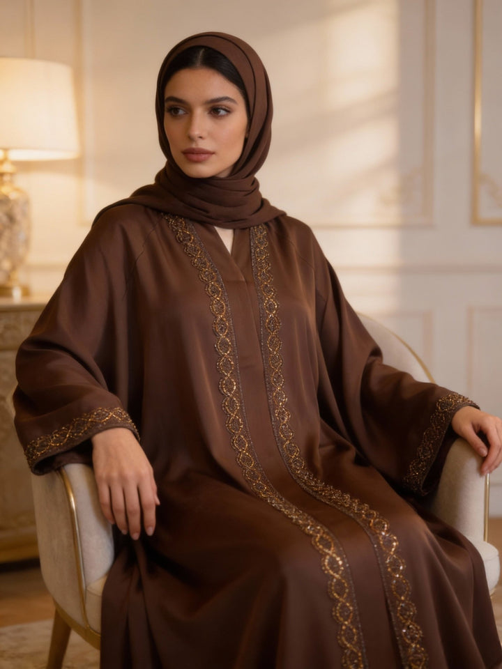 Edle Abaya in Warmbraun mit feinen Verzierungen - Abaya Couture