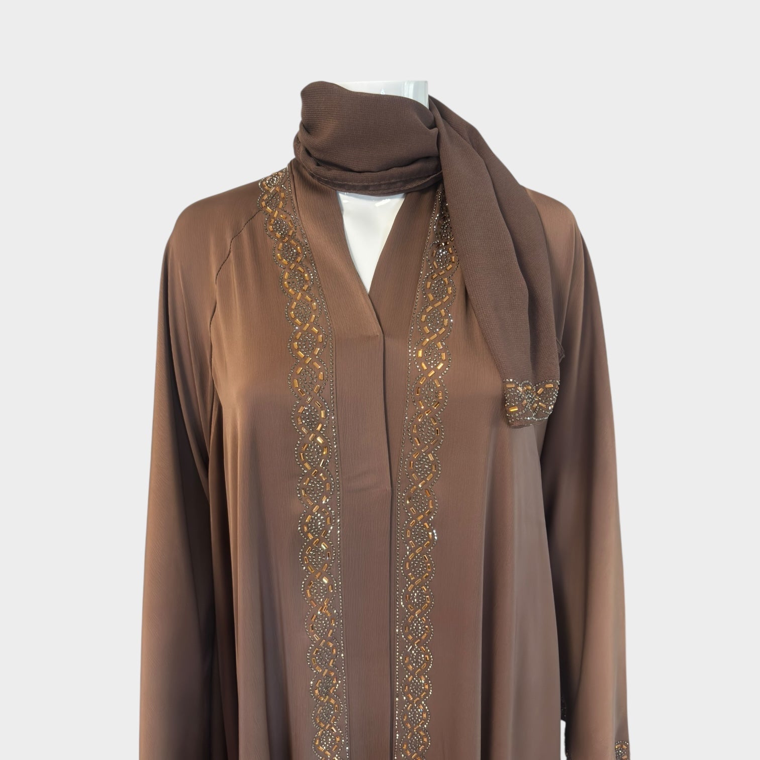 Edle Abaya in Warmbraun mit feinen Verzierungen - Abaya Couture