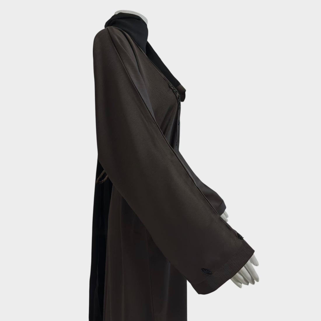Elegante Abaya in Dunkelbraun mit feinem Gürtel - Abaya Couture