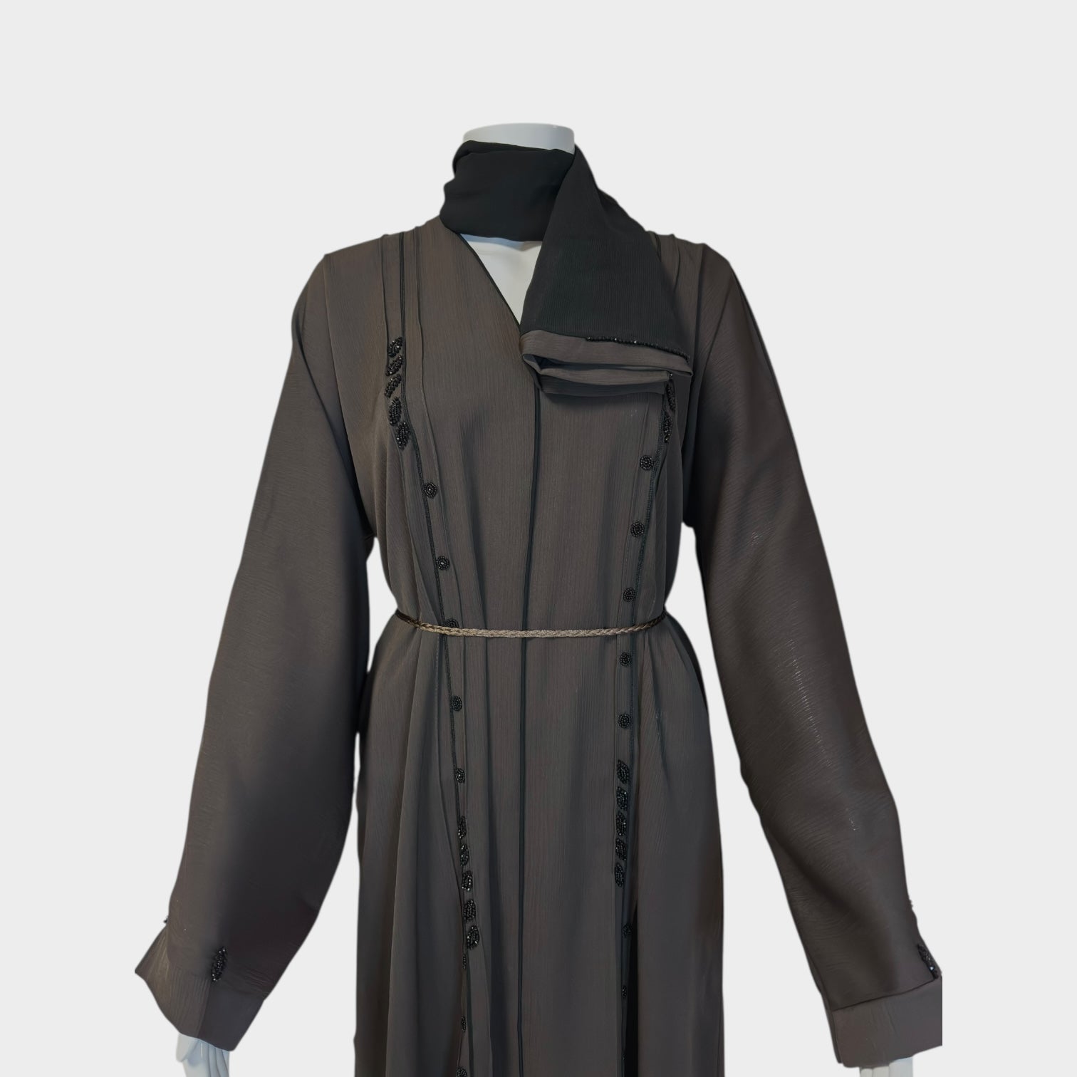Elegante Abaya in Dunkelbraun mit feinem Gürtel - Abaya Couture