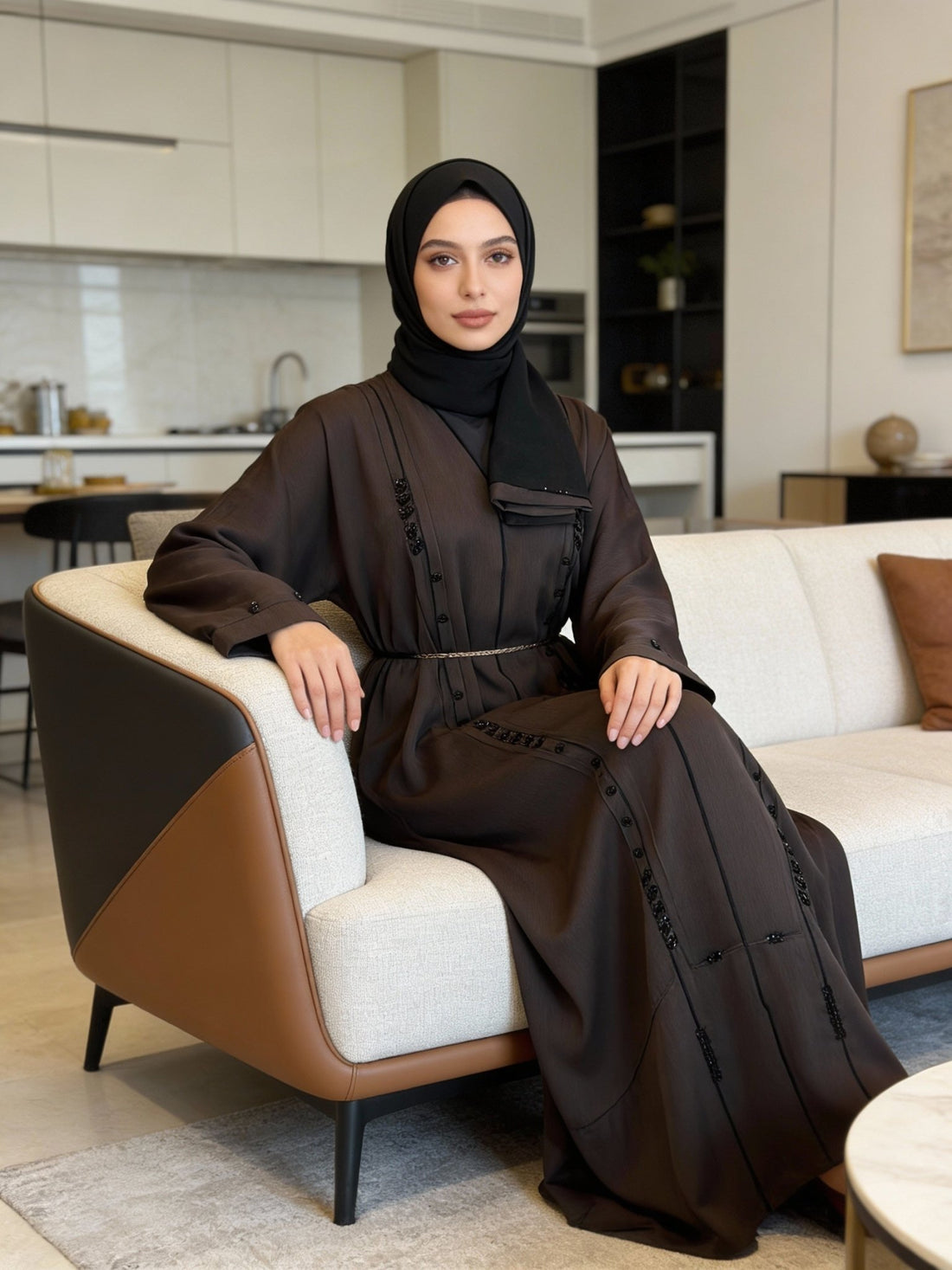 Elegante Abaya in Dunkelbraun mit feinem Gürtel - Abaya Couture