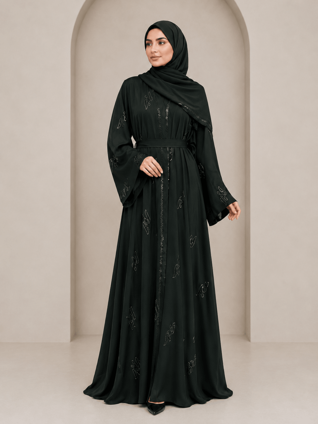 Elegante Abaya in Dunkelgrün mit raffinierter Stickerei und Gürtel - Abaya Couture