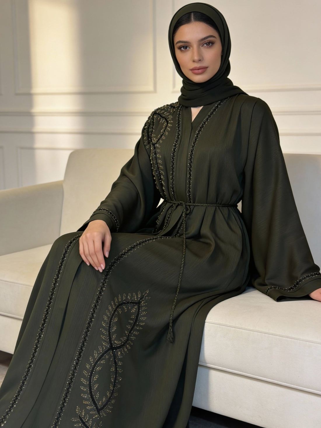 Elegante Abaya in Dunkelgrün mit kunstvoller Stickerei - Abaya Couture