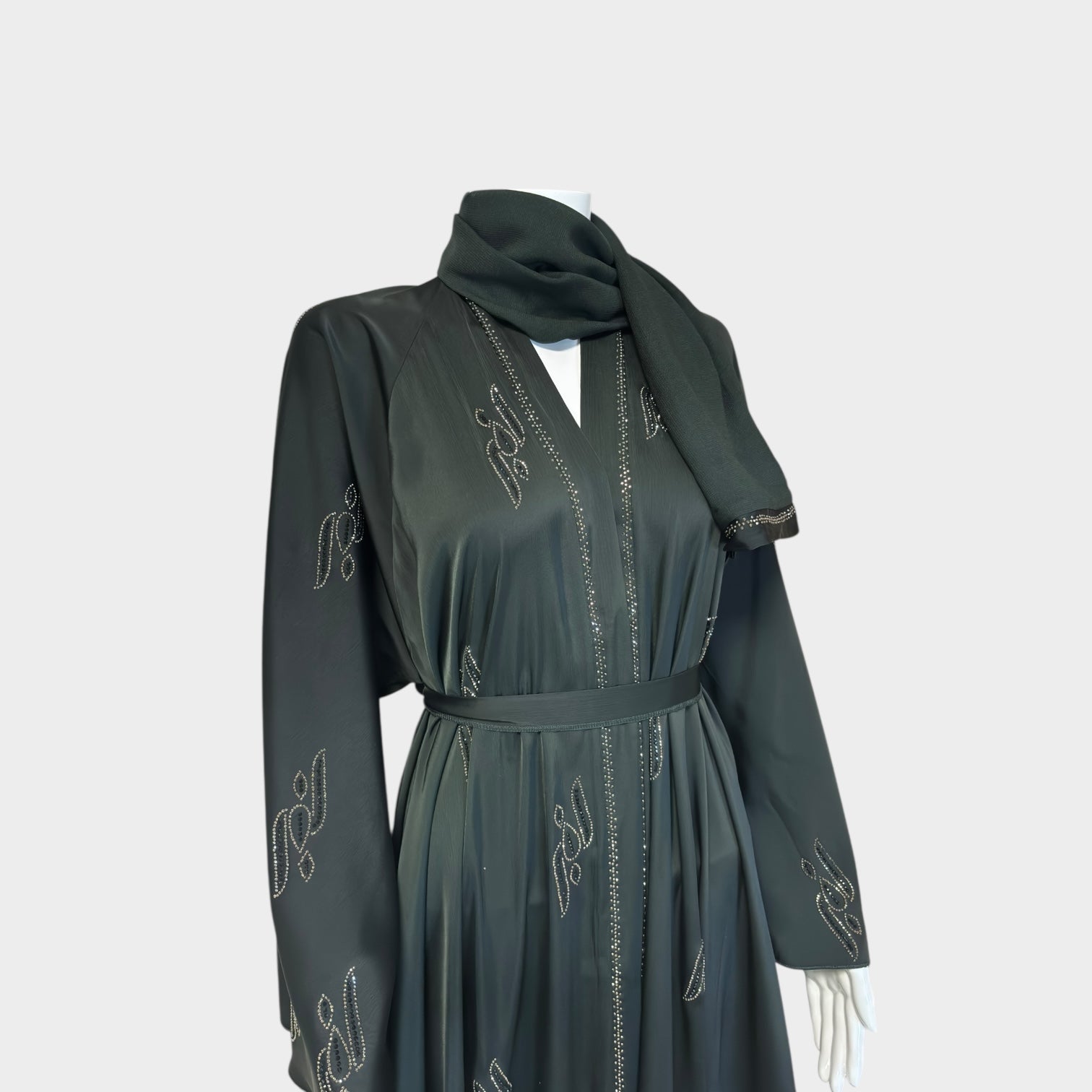 Elegante Abaya in Dunkelgrün mit raffinierter Stickerei und Gürtel - Abaya Couture