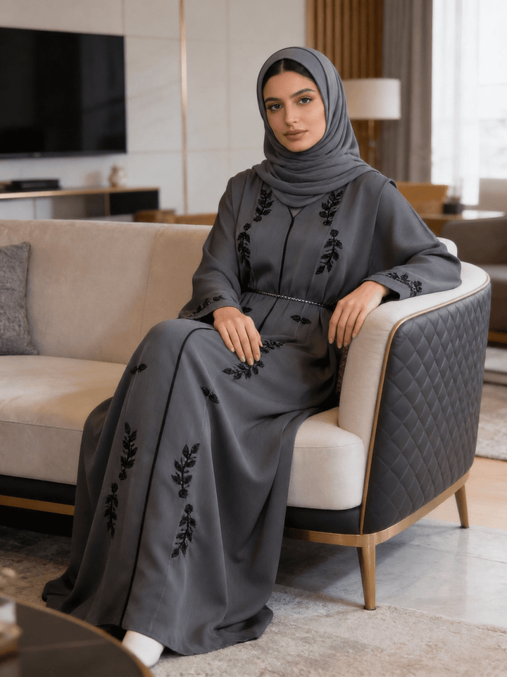 Elegante Abaya in Grau mit floraler Stickerei - Abaya Couture