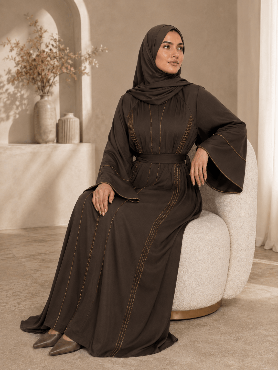 Elegante Abaya in Mokka Mauve mit feinen goldenen Akzenten - Abaya Couture
