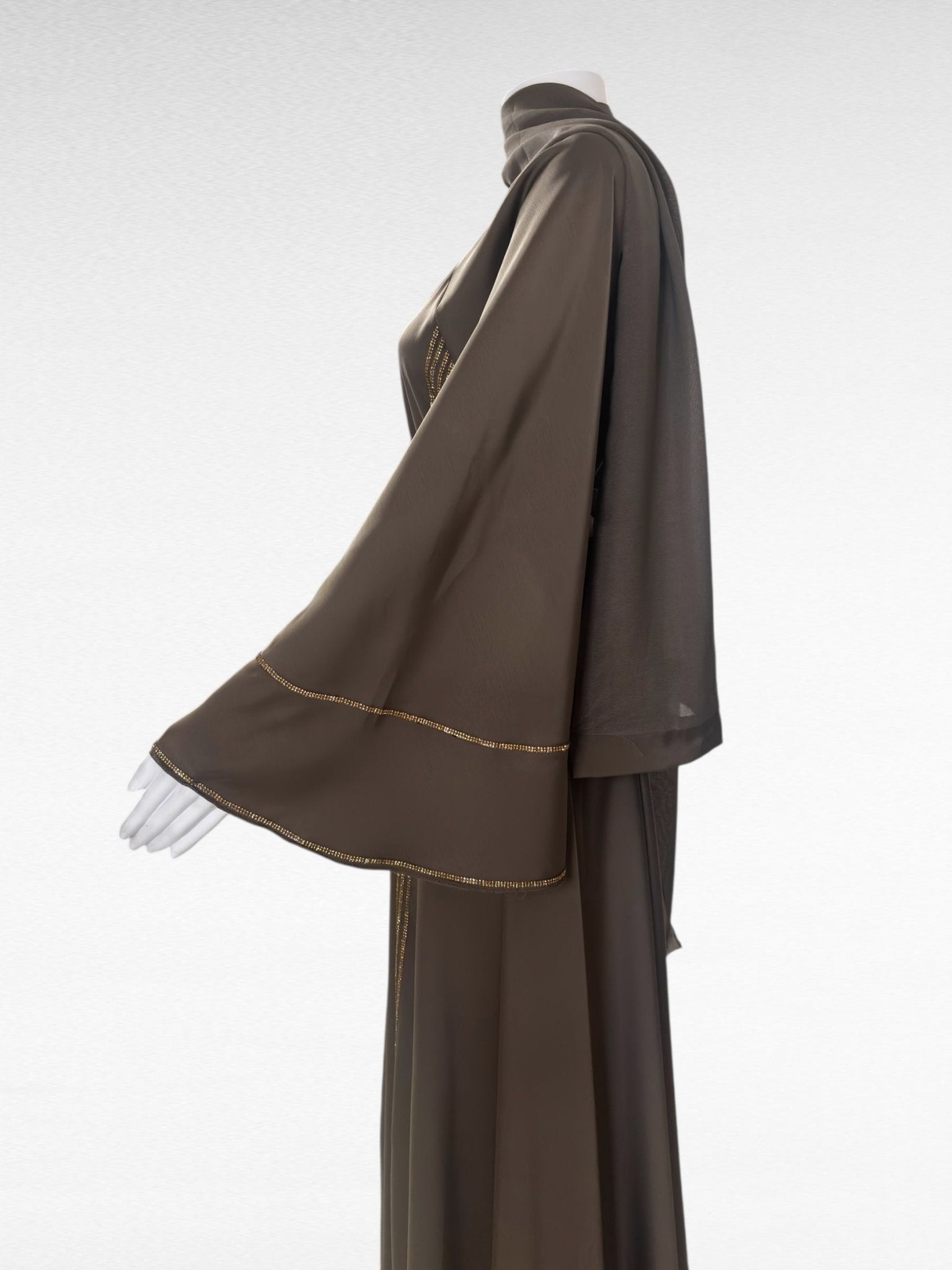Elegante Abaya in Schokoladenbraun mit feinen goldenen Akzenten - Abaya Couture