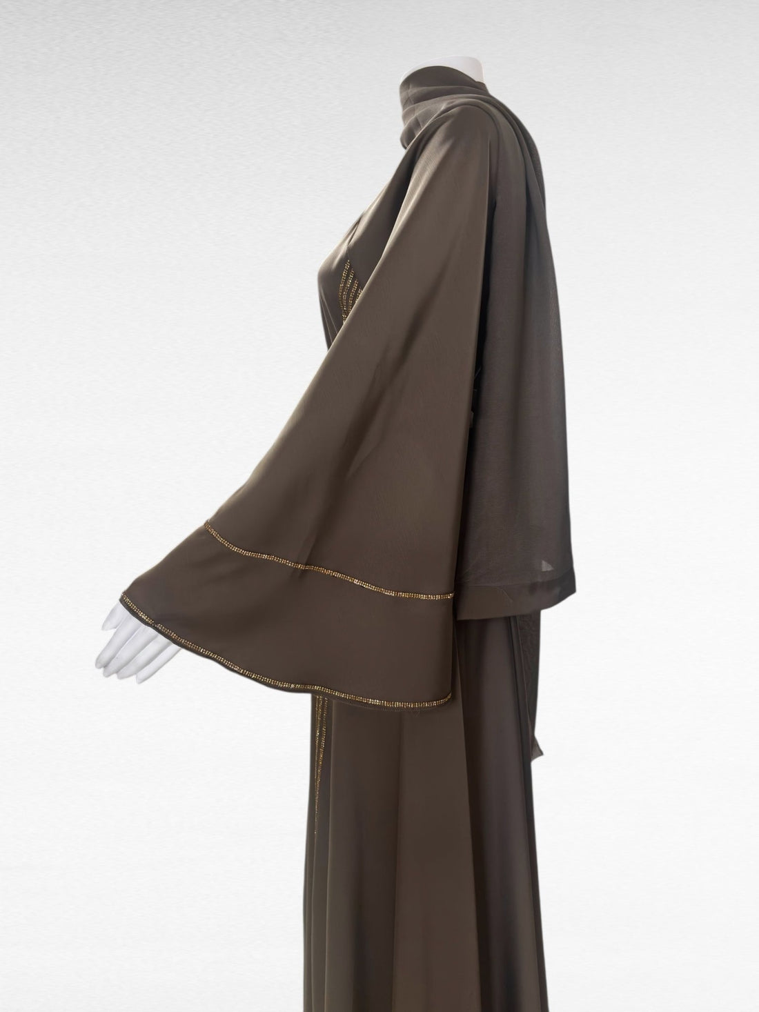 Elegante Abaya in Schokoladenbraun mit feinen goldenen Akzenten - Abaya Couture