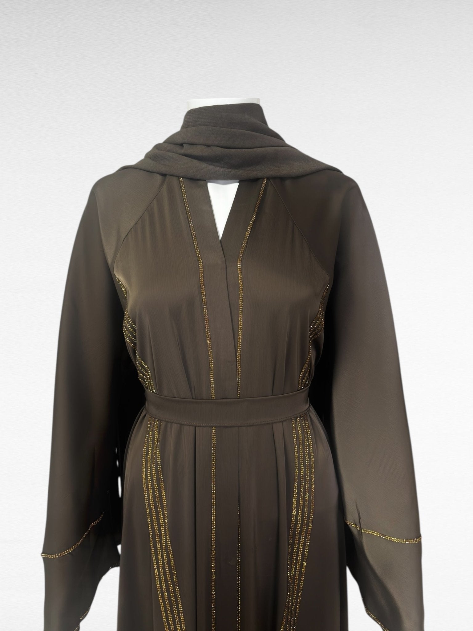Elegante Abaya in Schokoladenbraun mit feinen goldenen Akzenten - Abaya Couture