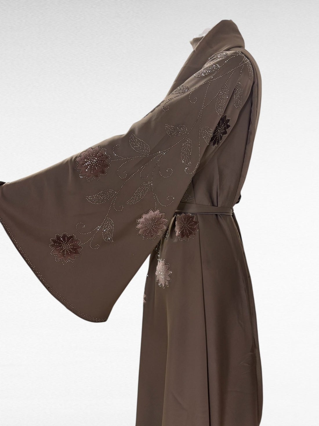 Elegante Abaya in Schokoladenbraun mit floraler Stickerei - Abaya Couture