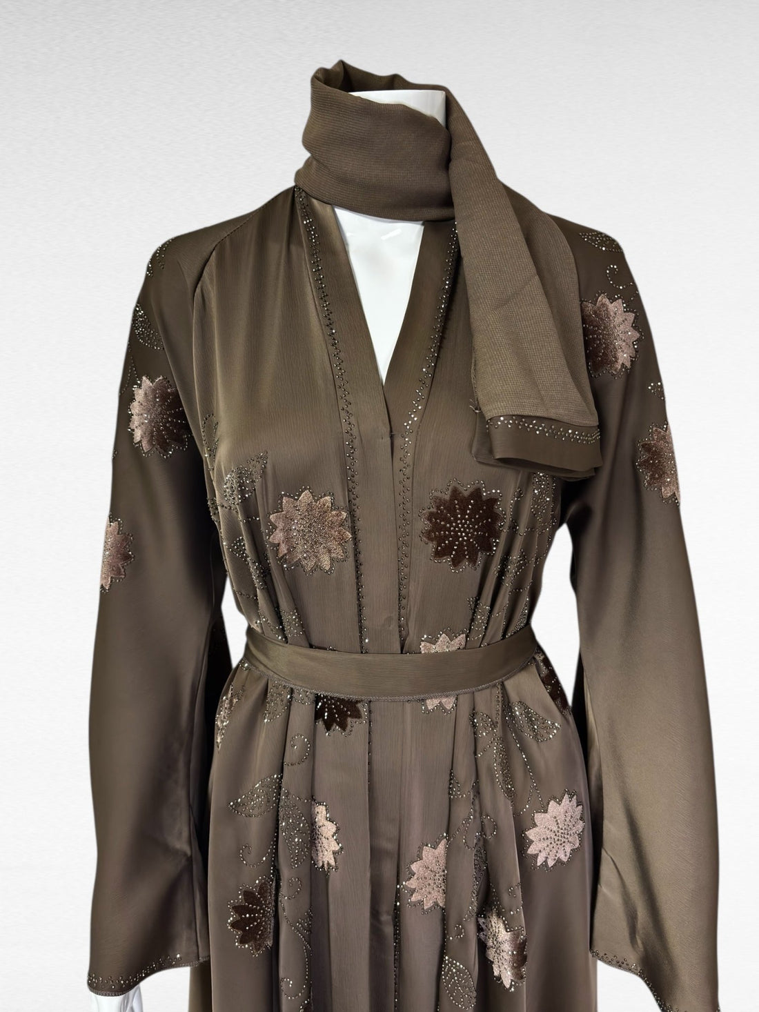 Elegante Abaya in Schokoladenbraun mit floraler Stickerei - Abaya Couture