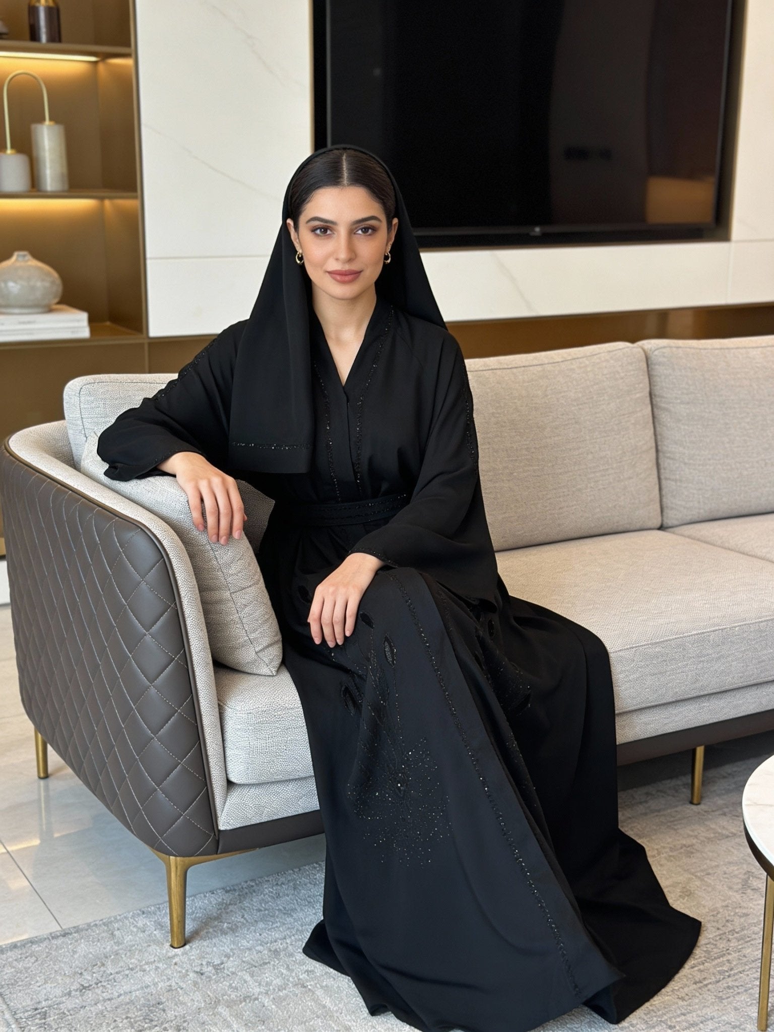 Elegante Abaya in Schwarz mit filigraner Stickerei - Abaya Couture