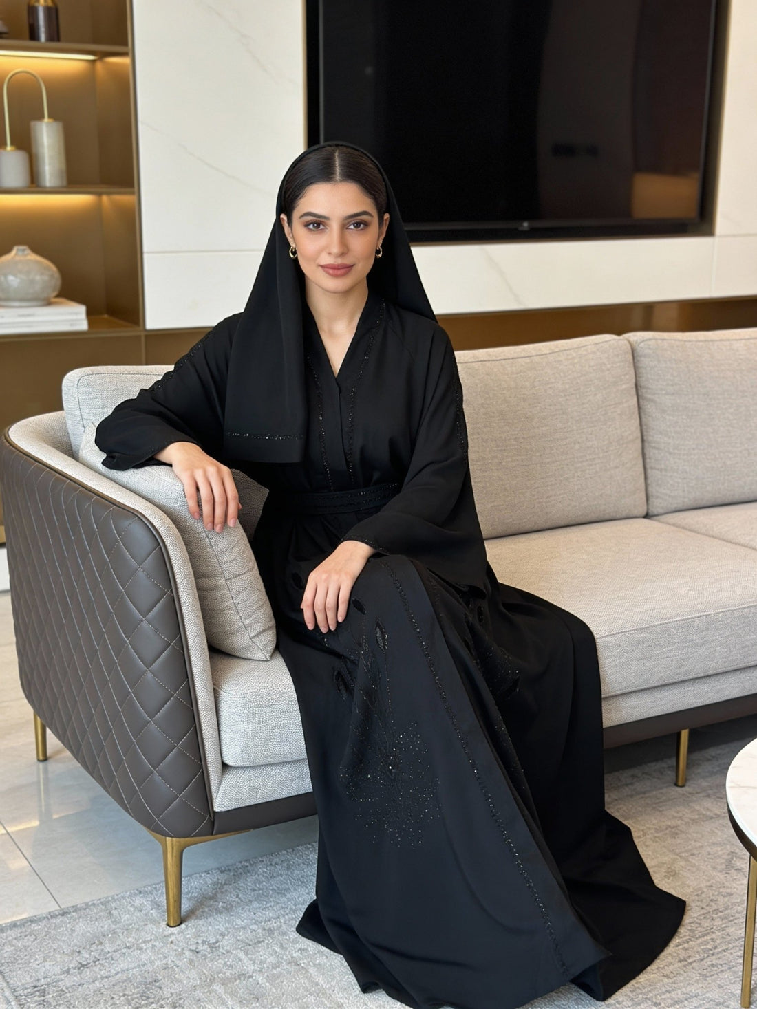 Elegante Abaya in Schwarz mit filigraner Stickerei - Abaya Couture