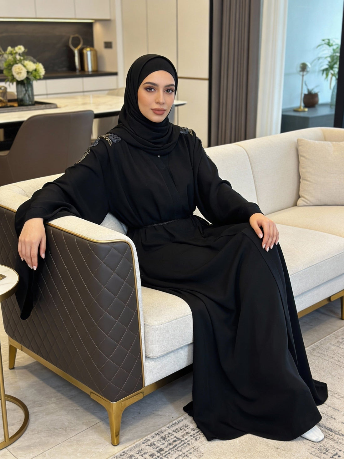 Elegante Abaya in Schwarz mit floraler Stickerei - Abaya Couture