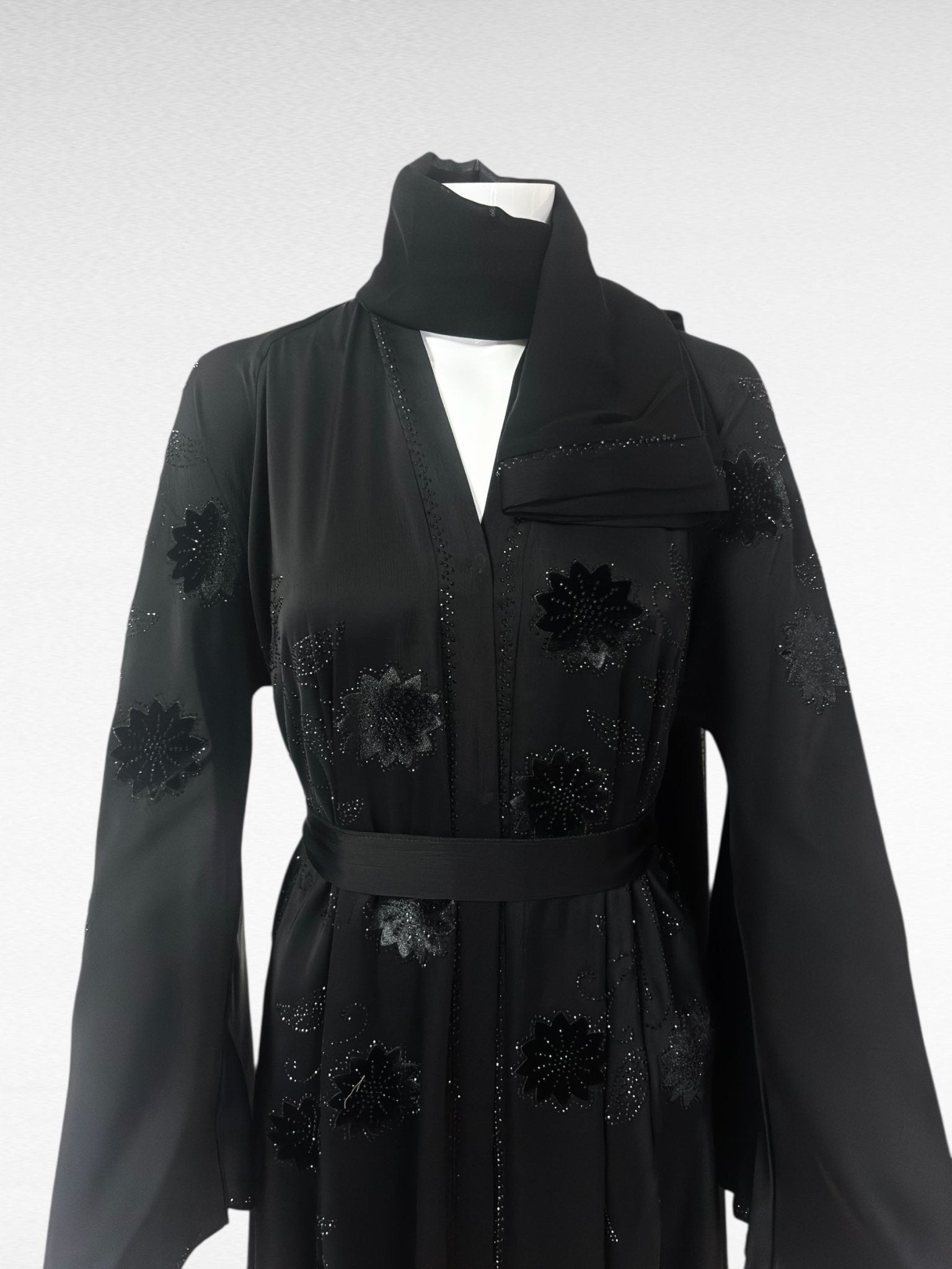 Elegante Abaya in Schwarz mit funkelnder Blumenstickerei - Abaya Couture