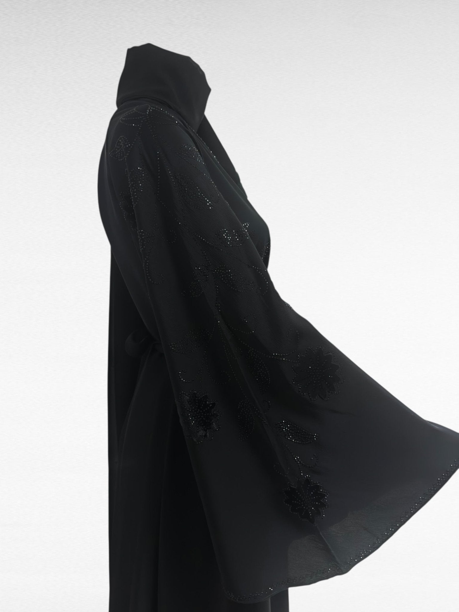 Elegante Abaya in Schwarz mit funkelnder Blumenstickerei - Abaya Couture