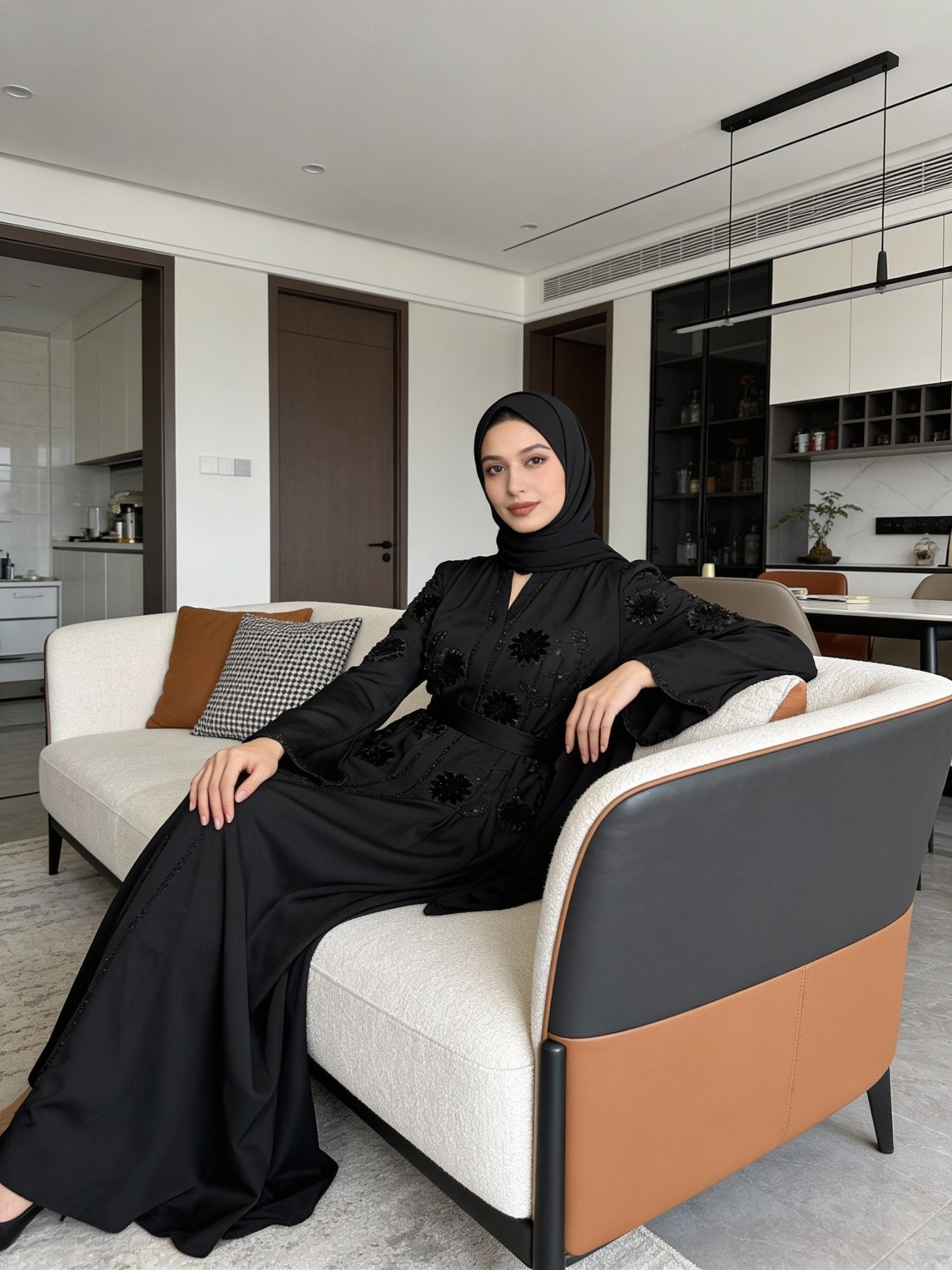 Elegante Abaya in Schwarz mit funkelnder Blumenstickerei - Abaya Couture