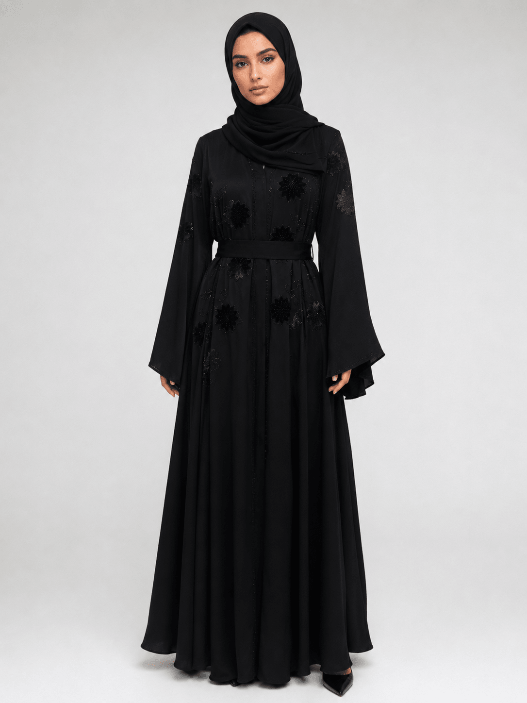 Elegante Abaya in Schwarz mit funkelnder Blumenstickerei - Abaya Couture