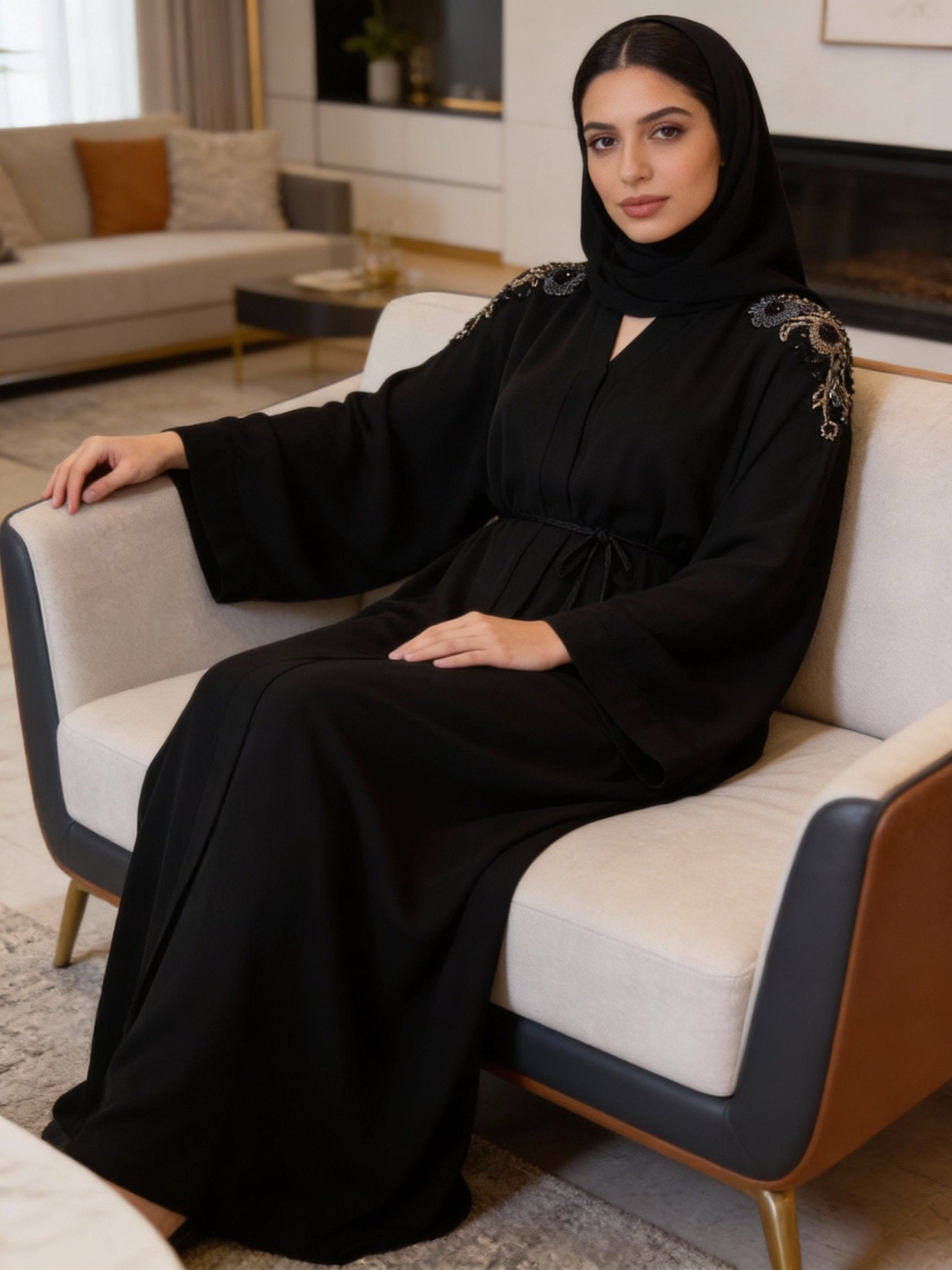 Elegante Abaya in Schwarz mit kunstvoller floralem Stickerei - Abaya Couture