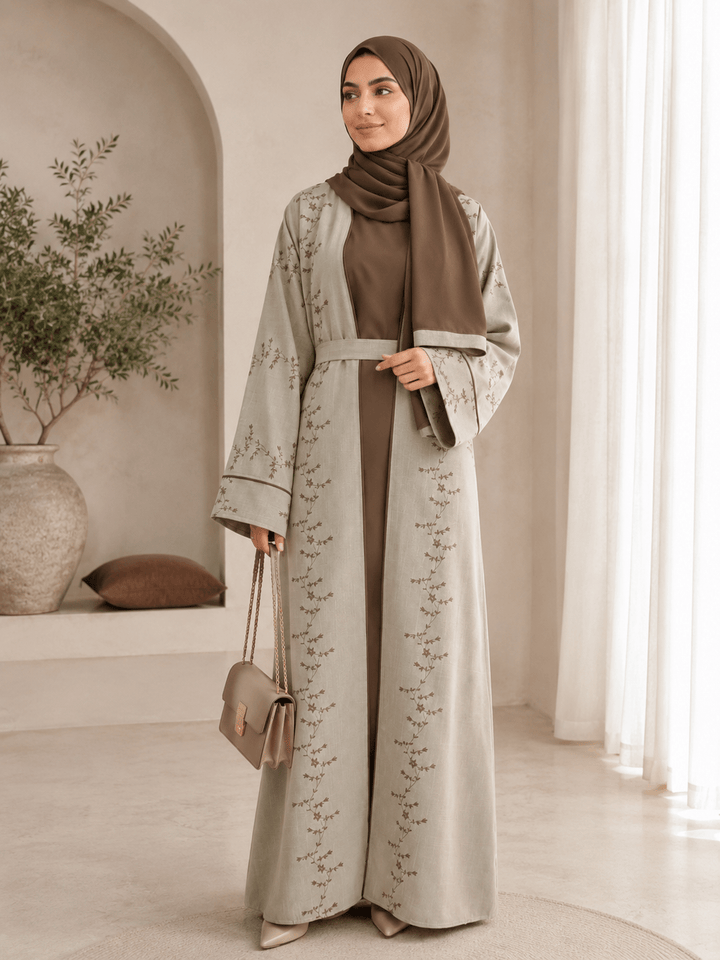 Elegante Bestickte Abaya in Sandbeige & Mokka - Abaya Couture
