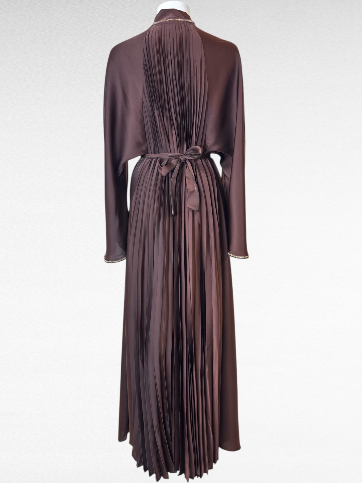 Elegante braune Abaya mit plissiertem Rücken - Abaya Couture
