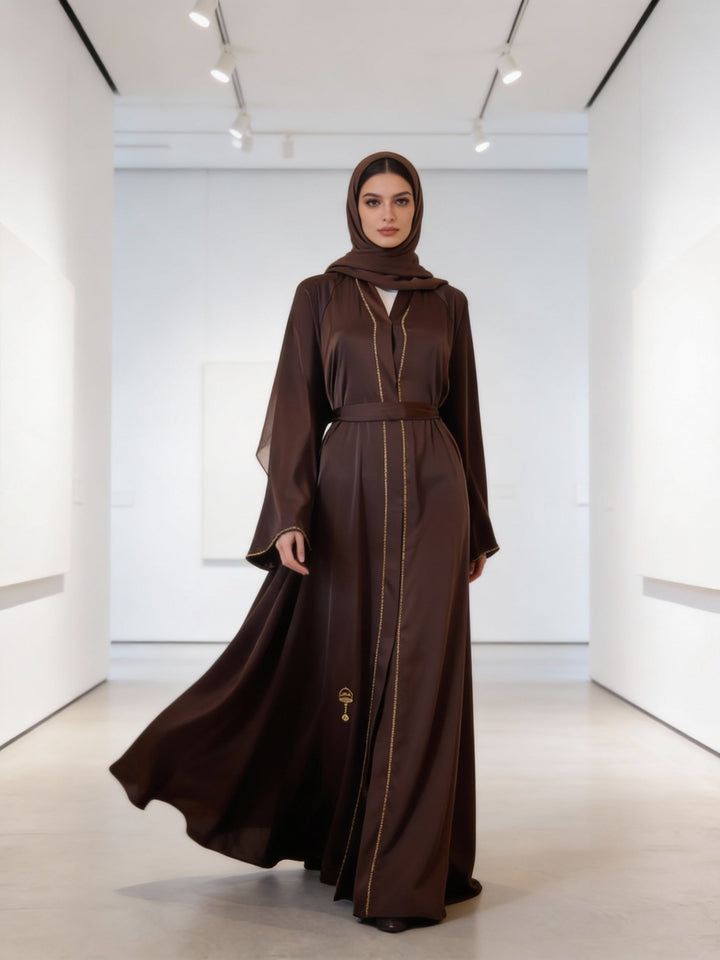 Elegante braune Abaya mit plissiertem Rücken - Abaya Couture