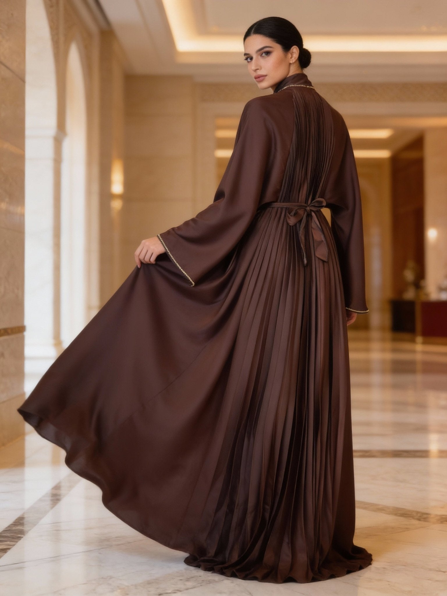 Elegante braune Abaya mit plissiertem Rücken - Abaya Couture