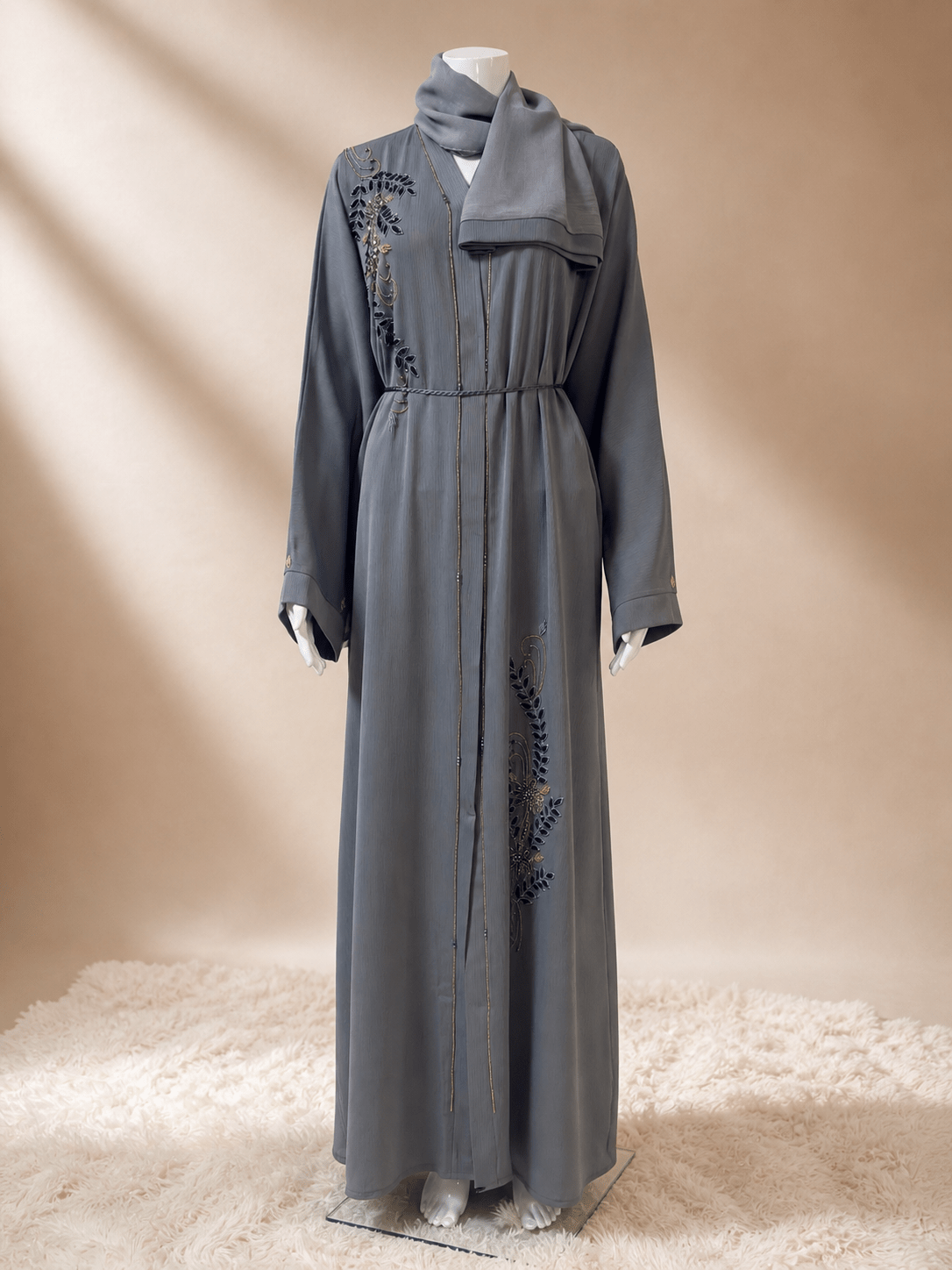 Elegante graue Abaya mit kunstvoller Stickerei und feinem Gürtel - Abaya Couture