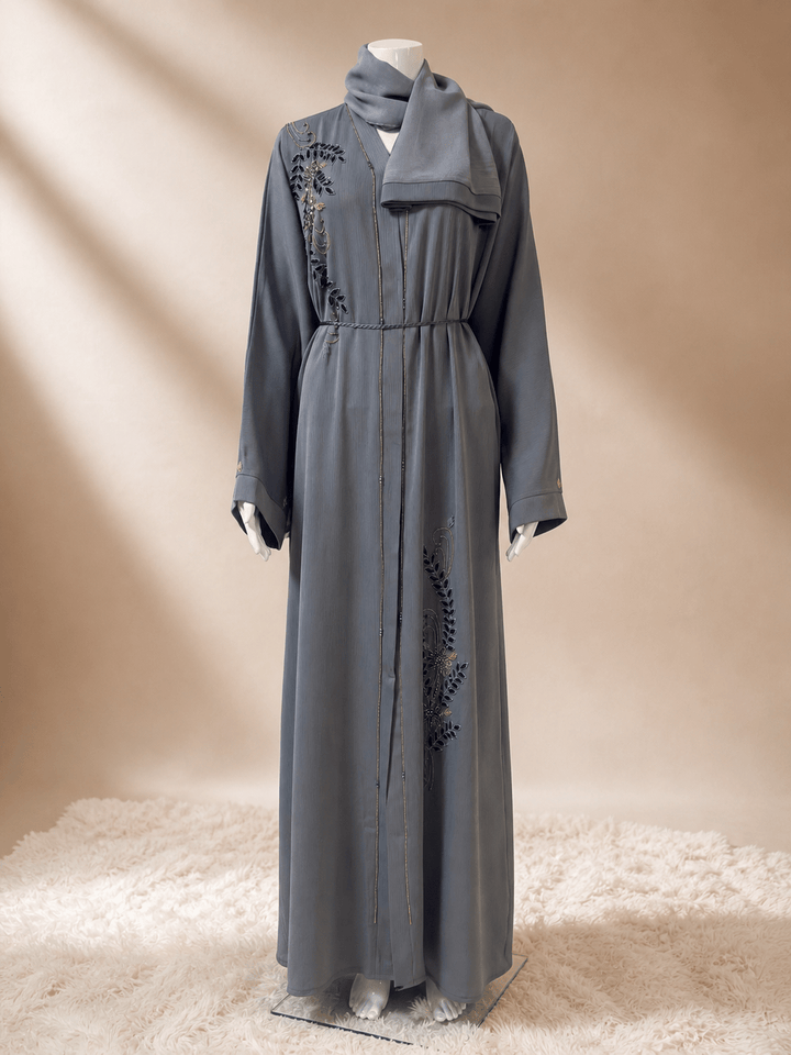 Elegante graue Abaya mit kunstvoller Stickerei und feinem Gürtel - Abaya Couture
