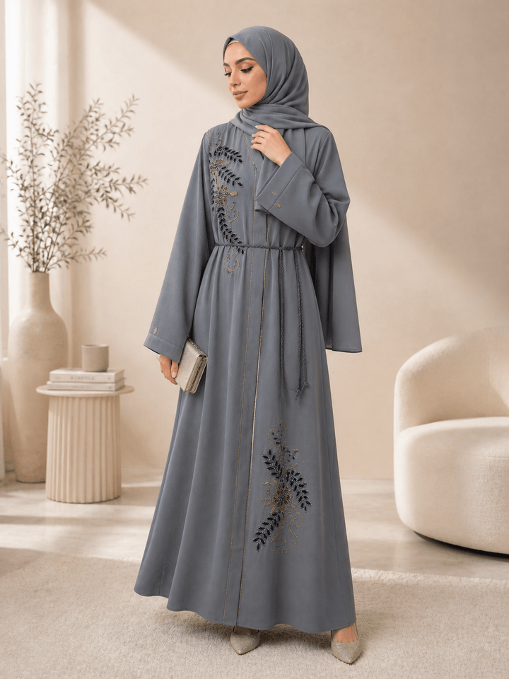 Elegante graue Abaya mit kunstvoller Stickerei und feinem Gürtel - Abaya Couture
