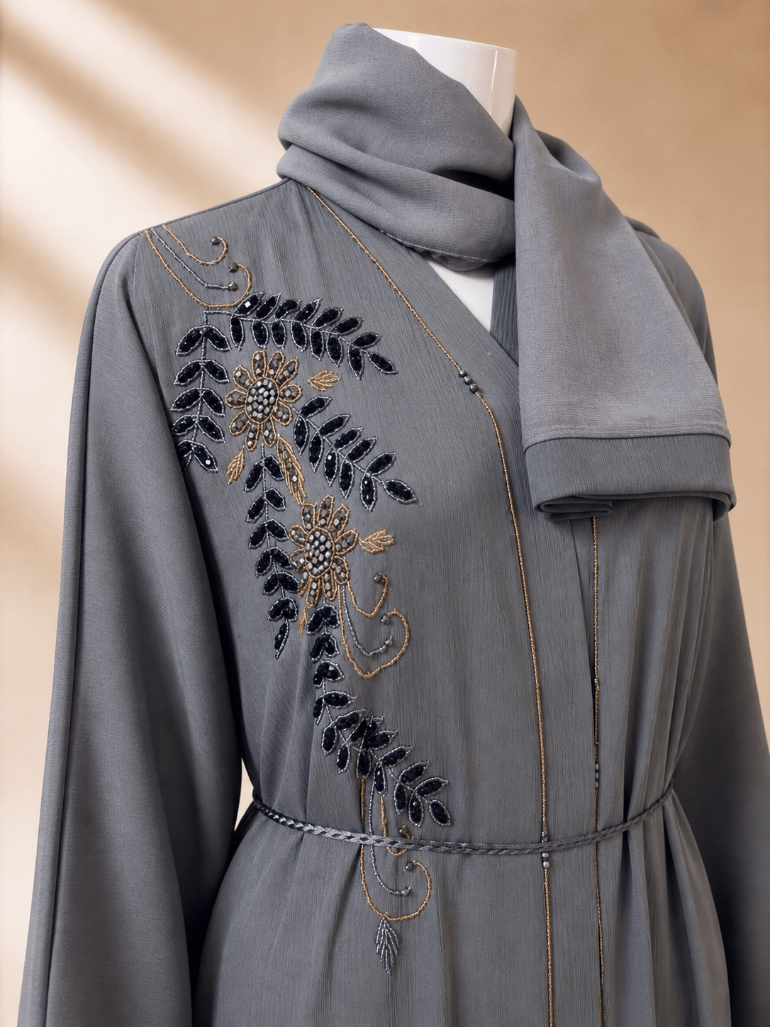 Elegante graue Abaya mit kunstvoller Stickerei und feinem Gürtel - Abaya Couture