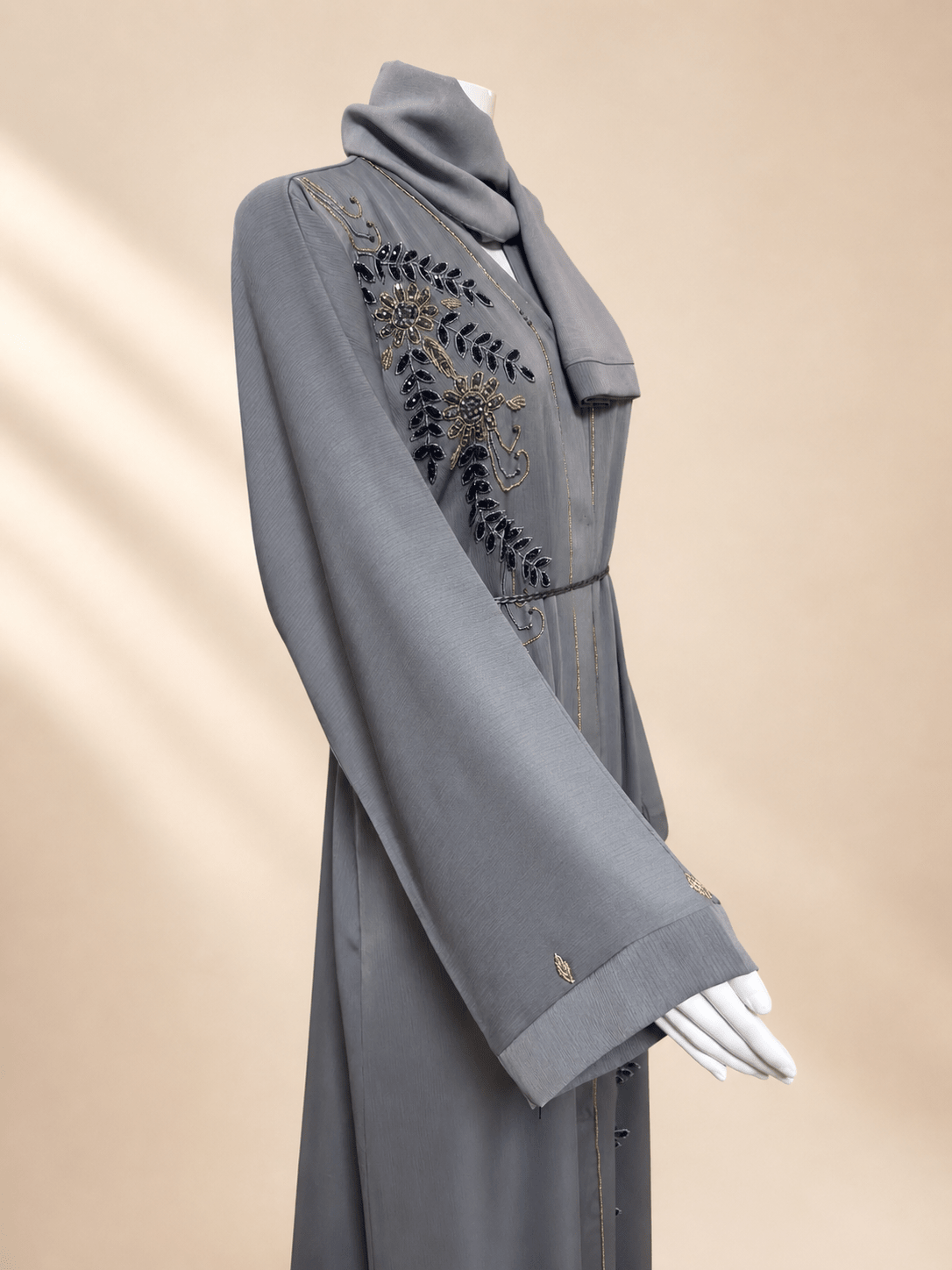 Elegante graue Abaya mit kunstvoller Stickerei und feinem Gürtel - Abaya Couture