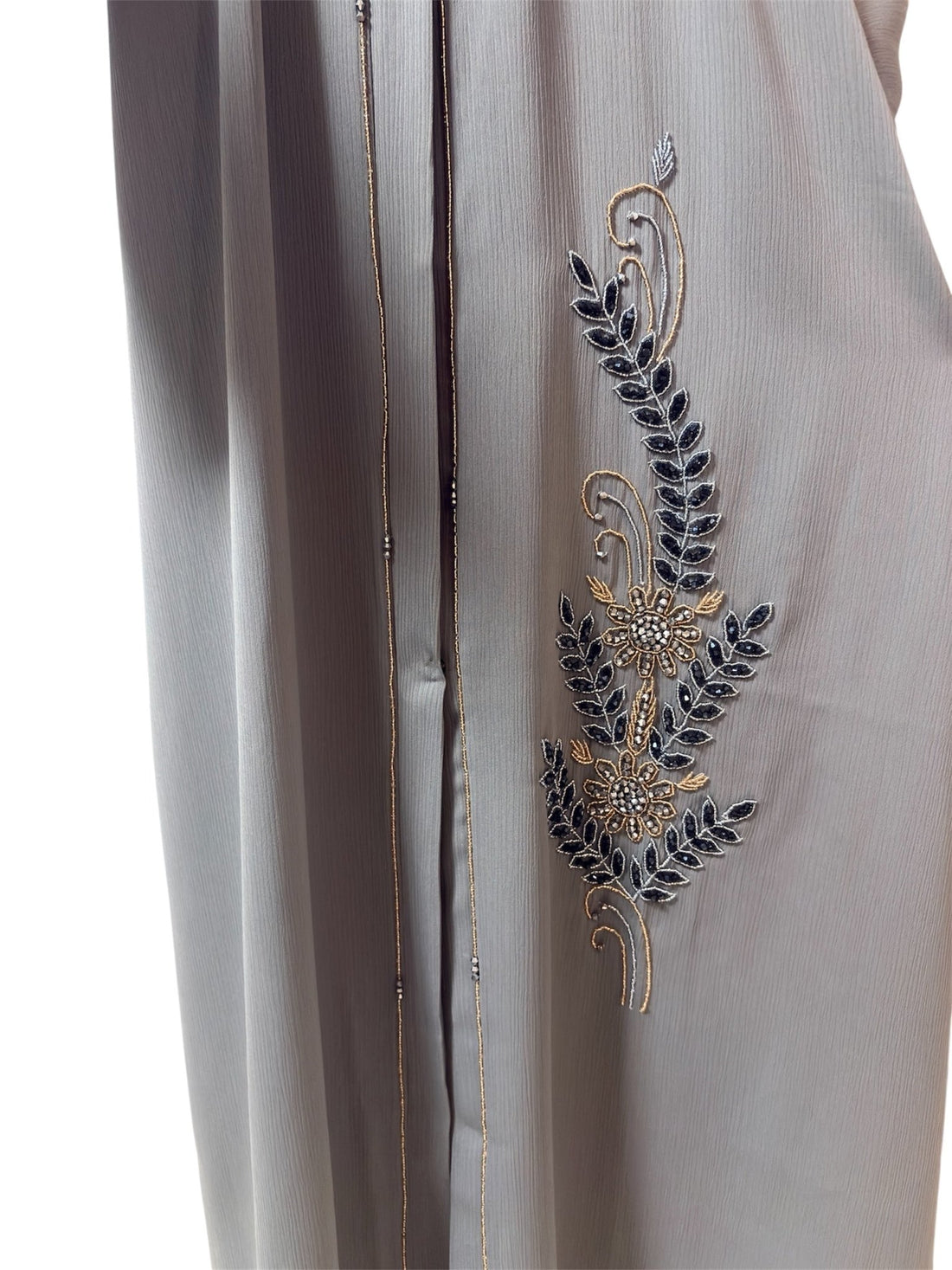 Elegante graue Abaya mit kunstvoller Stickerei und feinem Gürtel - Abaya Couture