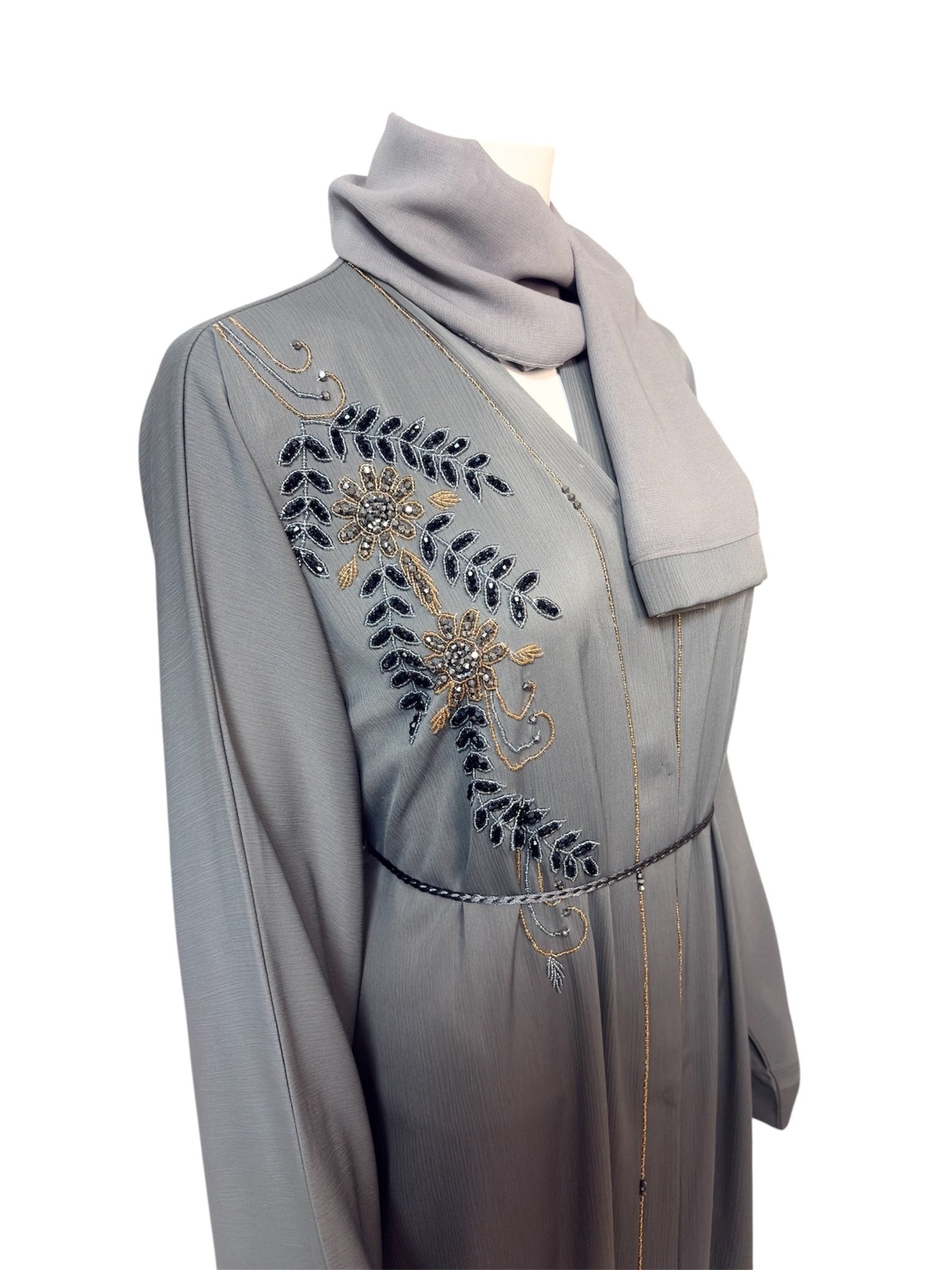 Elegante graue Abaya mit kunstvoller Stickerei und feinem Gürtel - Abaya Couture