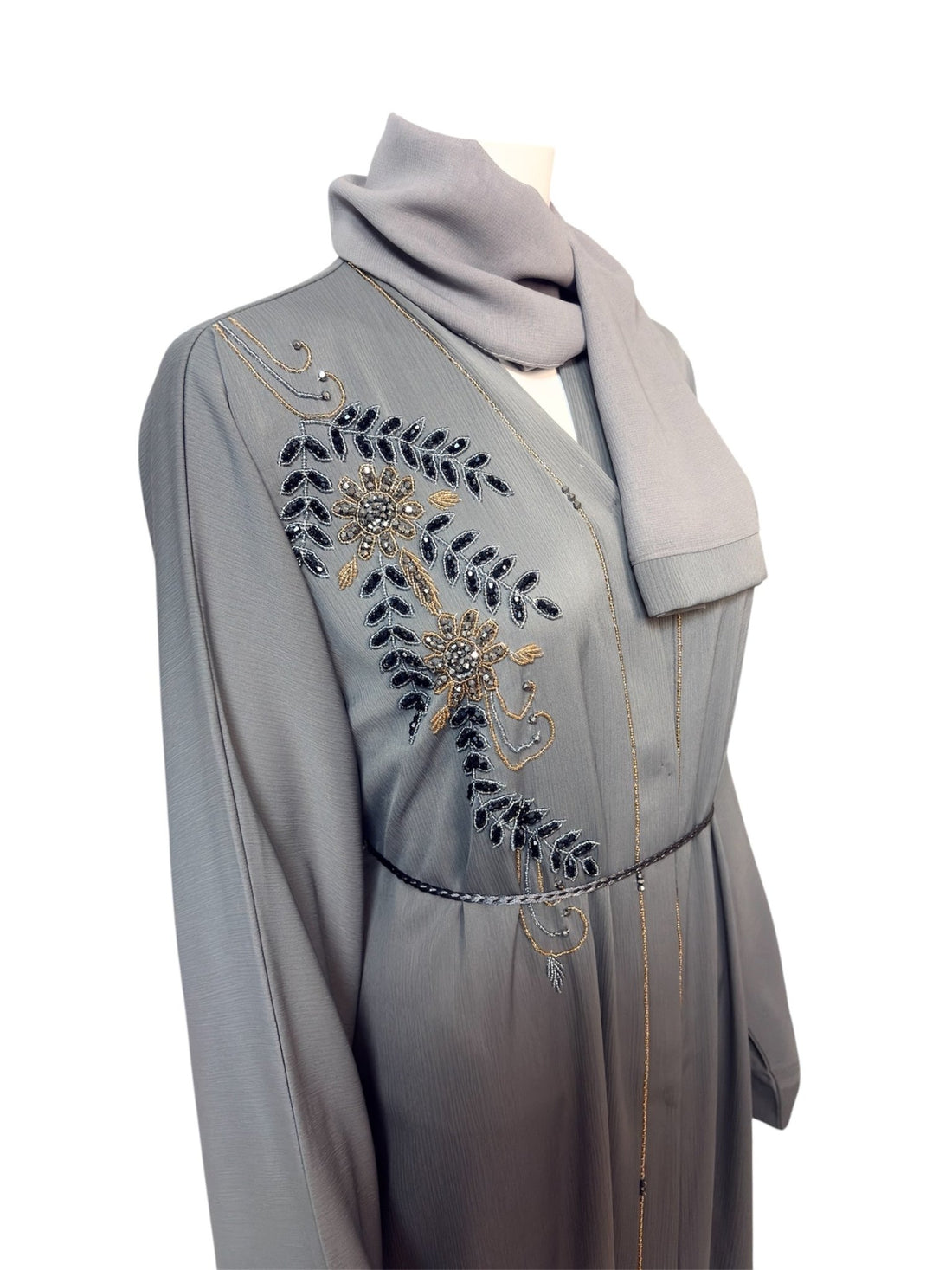 Elegante graue Abaya mit kunstvoller Stickerei und feinem Gürtel - Abaya Couture