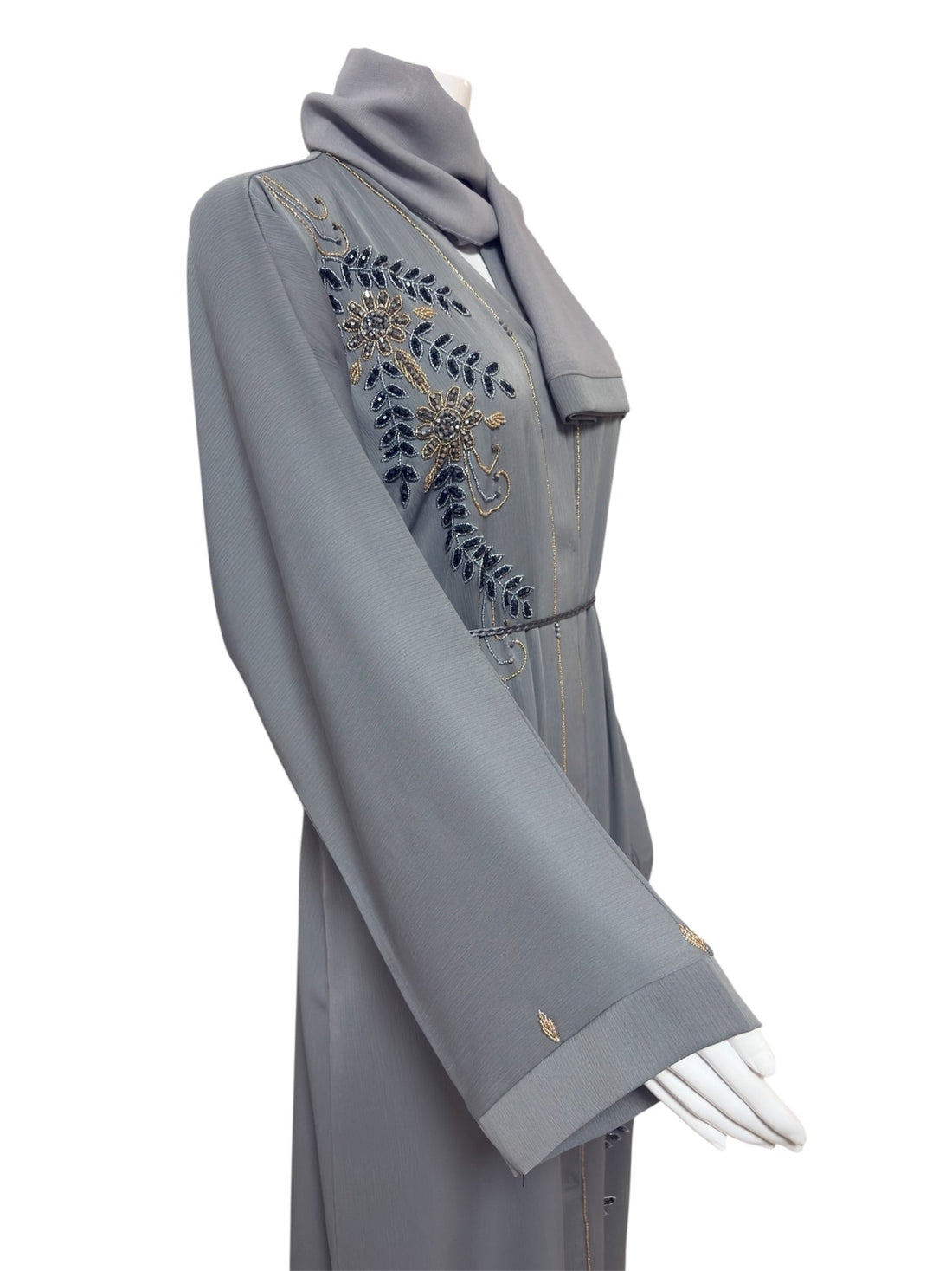 Elegante graue Abaya mit kunstvoller Stickerei und feinem Gürtel - Abaya Couture