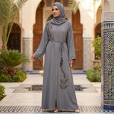 Elegante graue Abaya mit kunstvoller Stickerei und feinem Gürtel - Abaya Couture