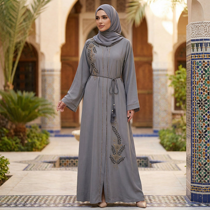Elegante graue Abaya mit kunstvoller Stickerei und feinem Gürtel - Abaya Couture