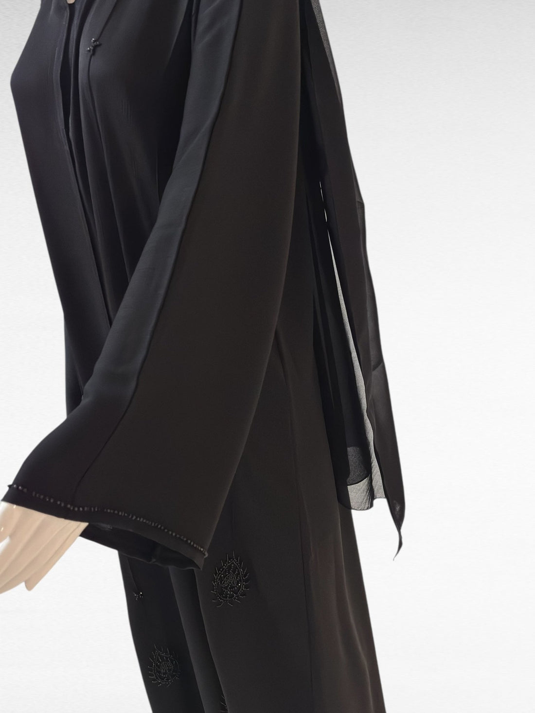 Elegante schwarze Abaya mit feinen Details - Abaya Couture