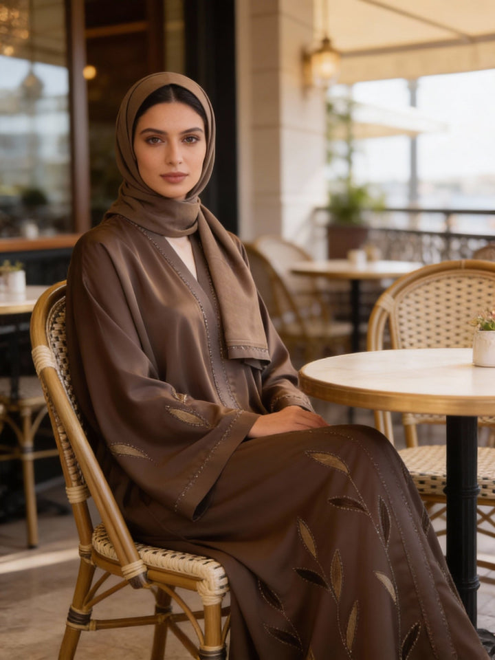 Elegante Taupe - Abaya mit dezenten Perlenakzenten - Abaya Couture