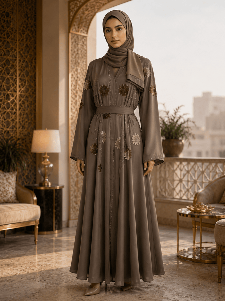 Elegante Taupe Abaya mit floraler Stickerei - Abaya Couture