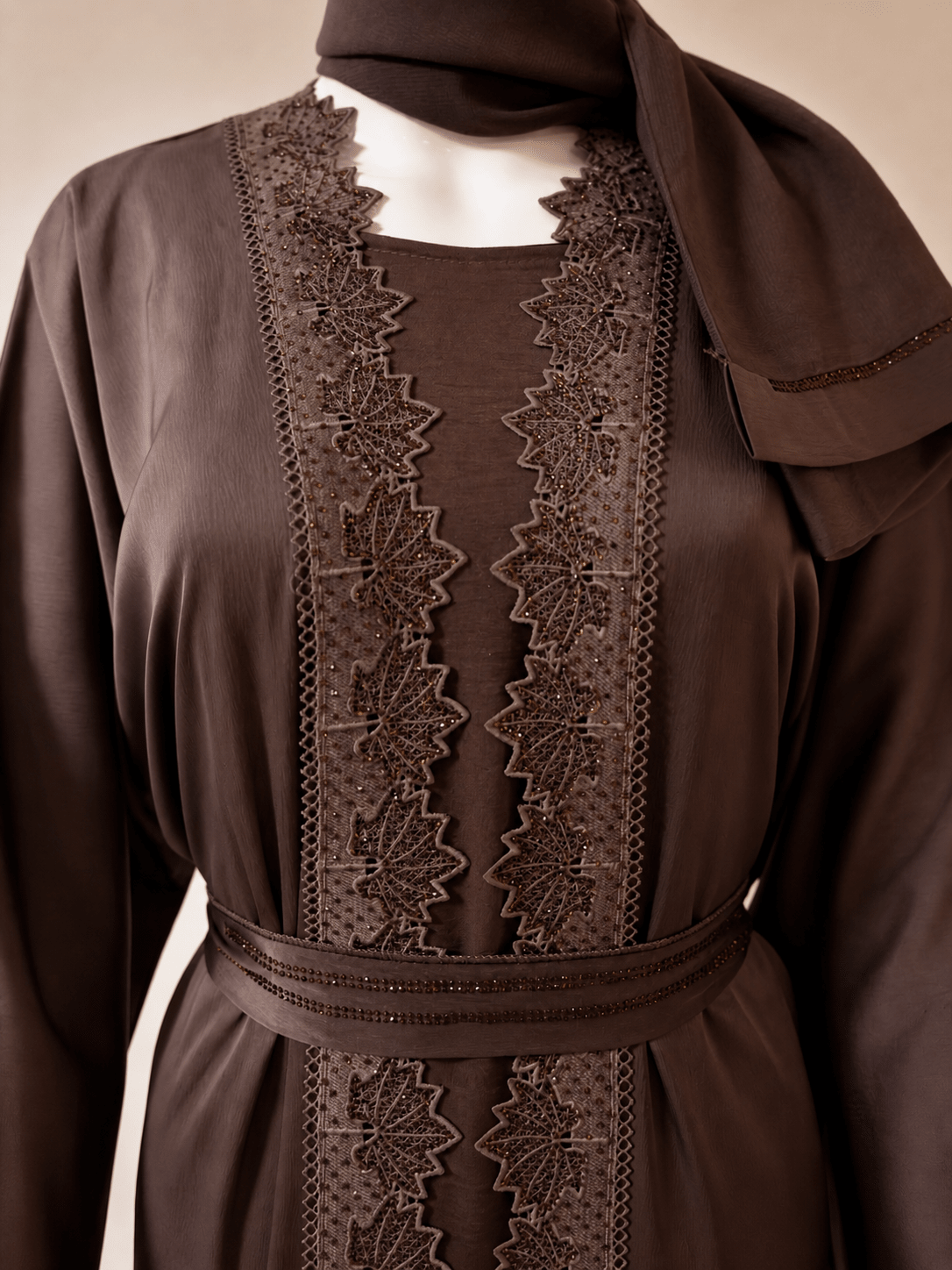 Elegante zweiteilige Abaya in Schokobraun mit feiner Stickerei – Zeitlose Luxus - Abaya - Abaya Couture