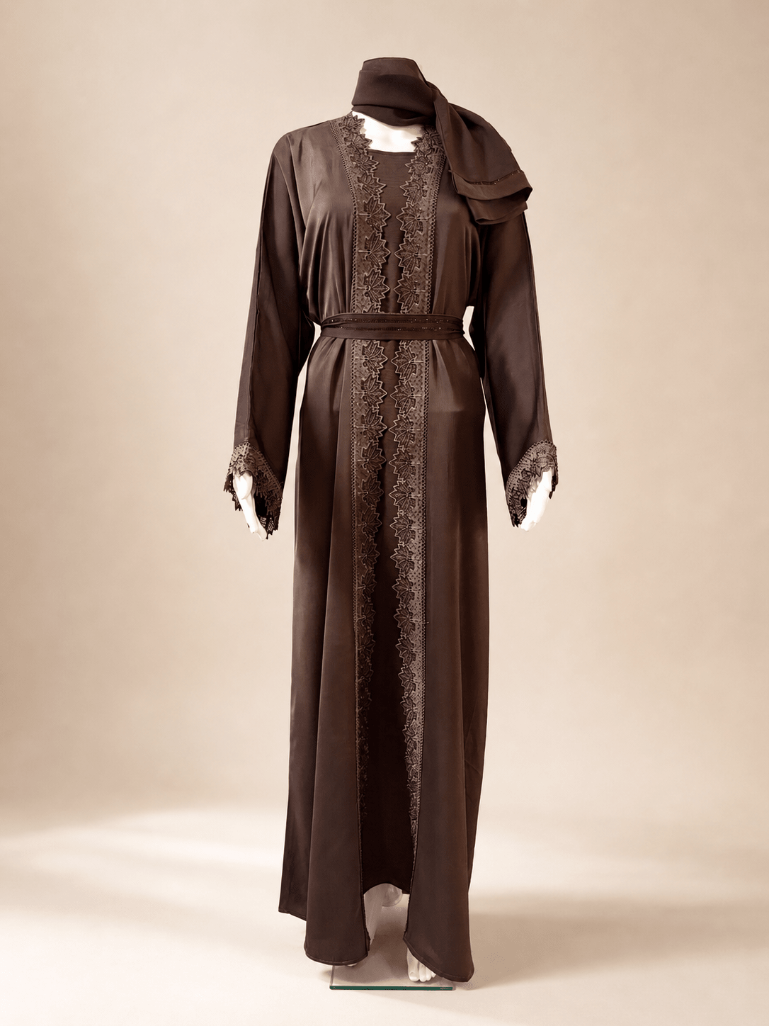 Elegante zweiteilige Abaya in Schokobraun mit feiner Stickerei – Zeitlose Luxus - Abaya - Abaya Couture