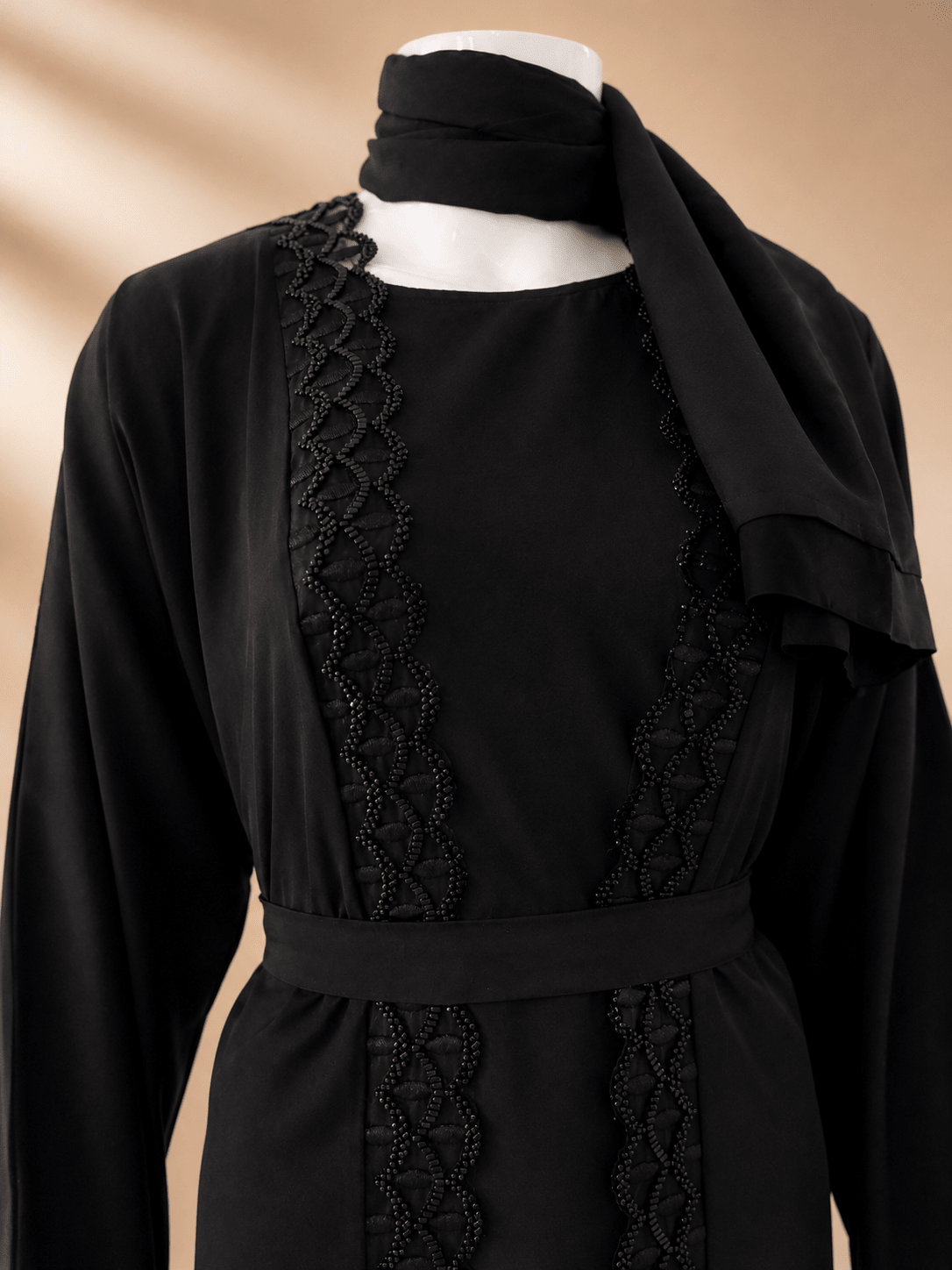 Elegante Zweiteilige Schwarze Abaya mit Hijab und Gürtel - Abaya Couture