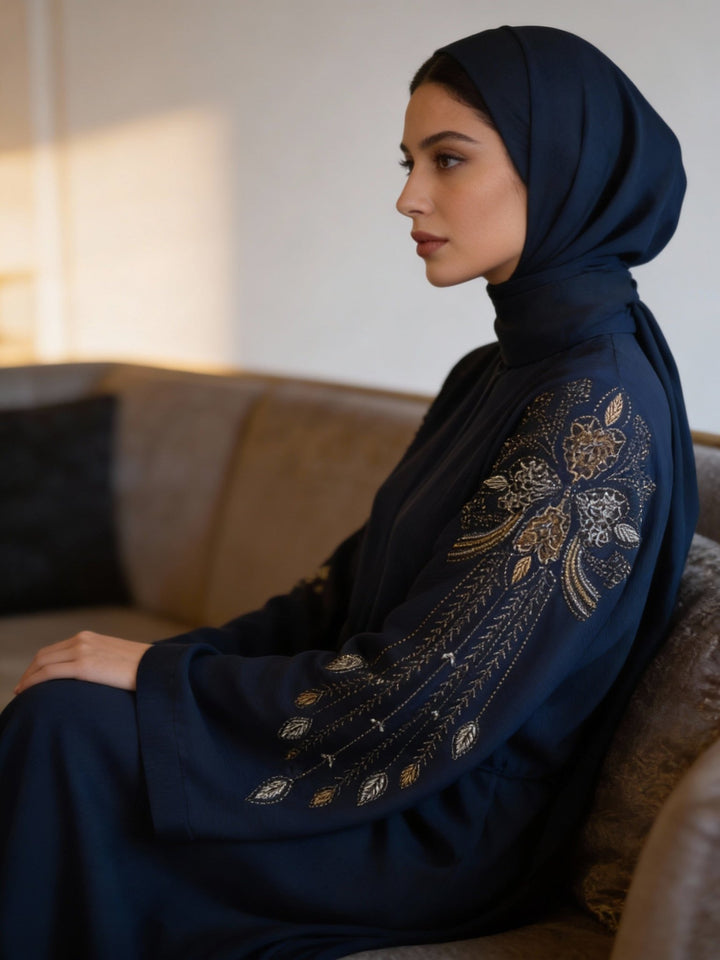Exquisite Abaya in Dunkelblau mit glamouröser Stickerei - Abaya Couture