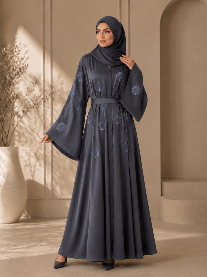 Exquisite Abaya in Grau mit floraler Stickerei - Abaya Couture