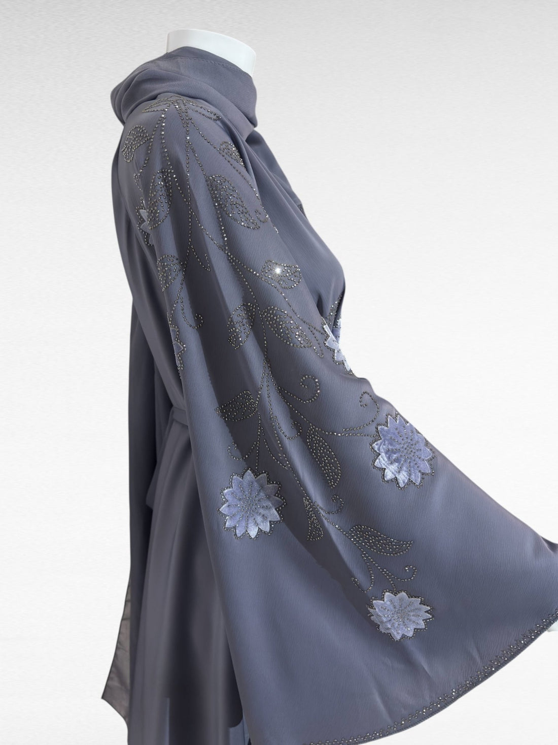Exquisite Abaya in Grau mit floraler Stickerei - Abaya Couture