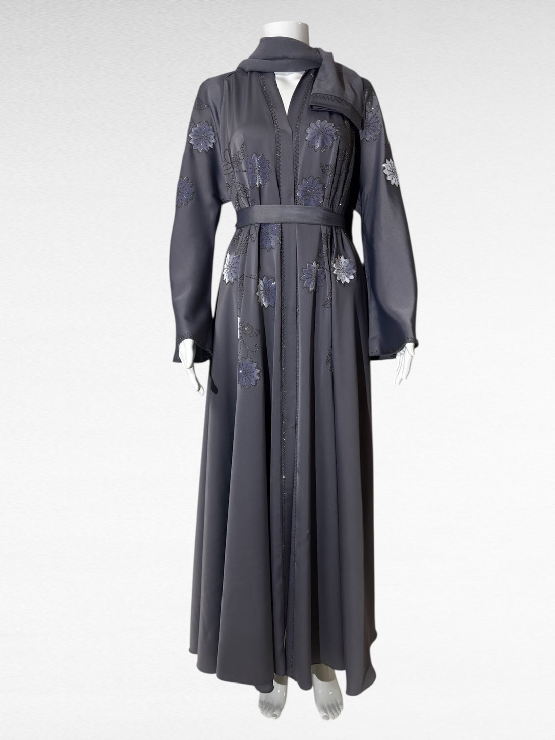 Exquisite Abaya in Grau mit floraler Stickerei - Abaya Couture